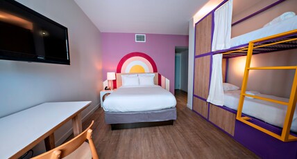 Viajero Miami Room Type - Private Room One queen One Bunkbed