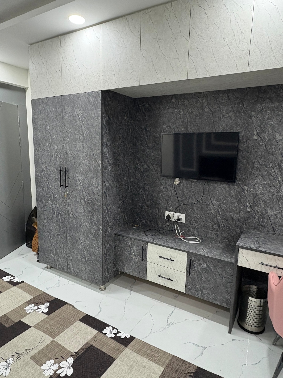 Elegant Studio Apt in West Delhi - Tap to explore photos
