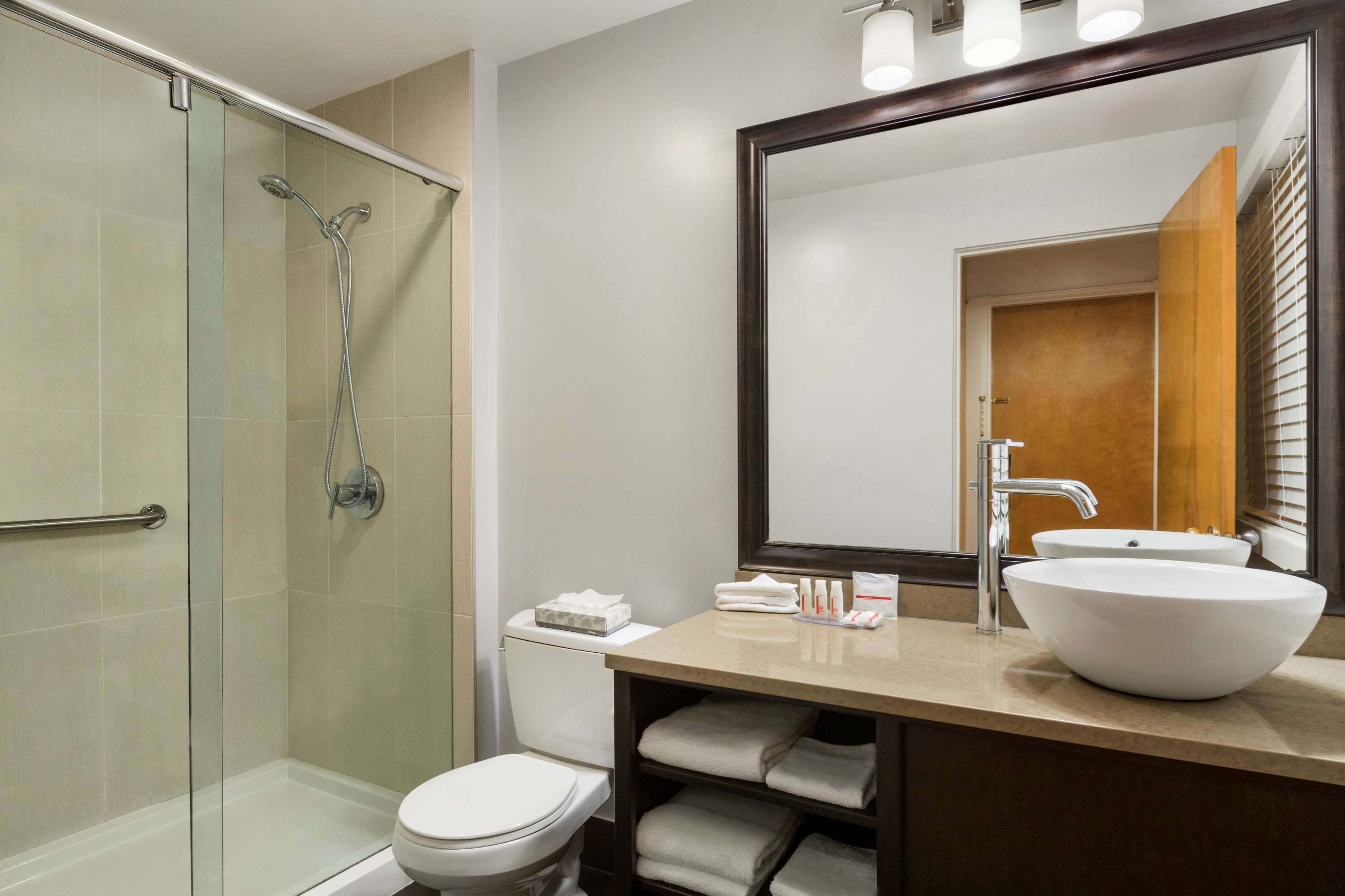 Days Inn by Wyndham Vancouver Downtown - Tap to explore photos