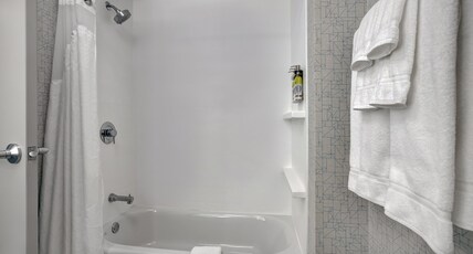 Holiday Inn Express MILWAUKEE DOWNTOWN Room Type - 2 Queen Suite