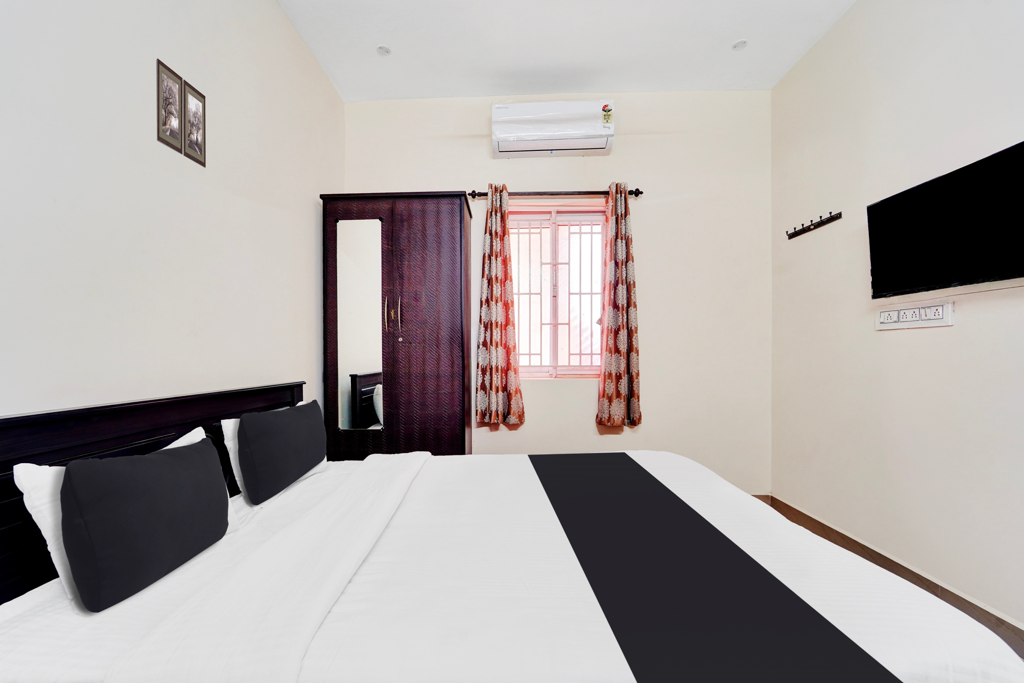 Super Hotel O Viswapuram - Tap to explore photos