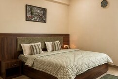 Golden Hours Cozy Retreat in Tapovan