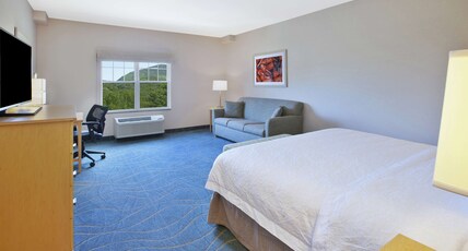 Hampton by Hilton Bar Harbor Room Type - KING SOFA MOUNTAIN VIEW
