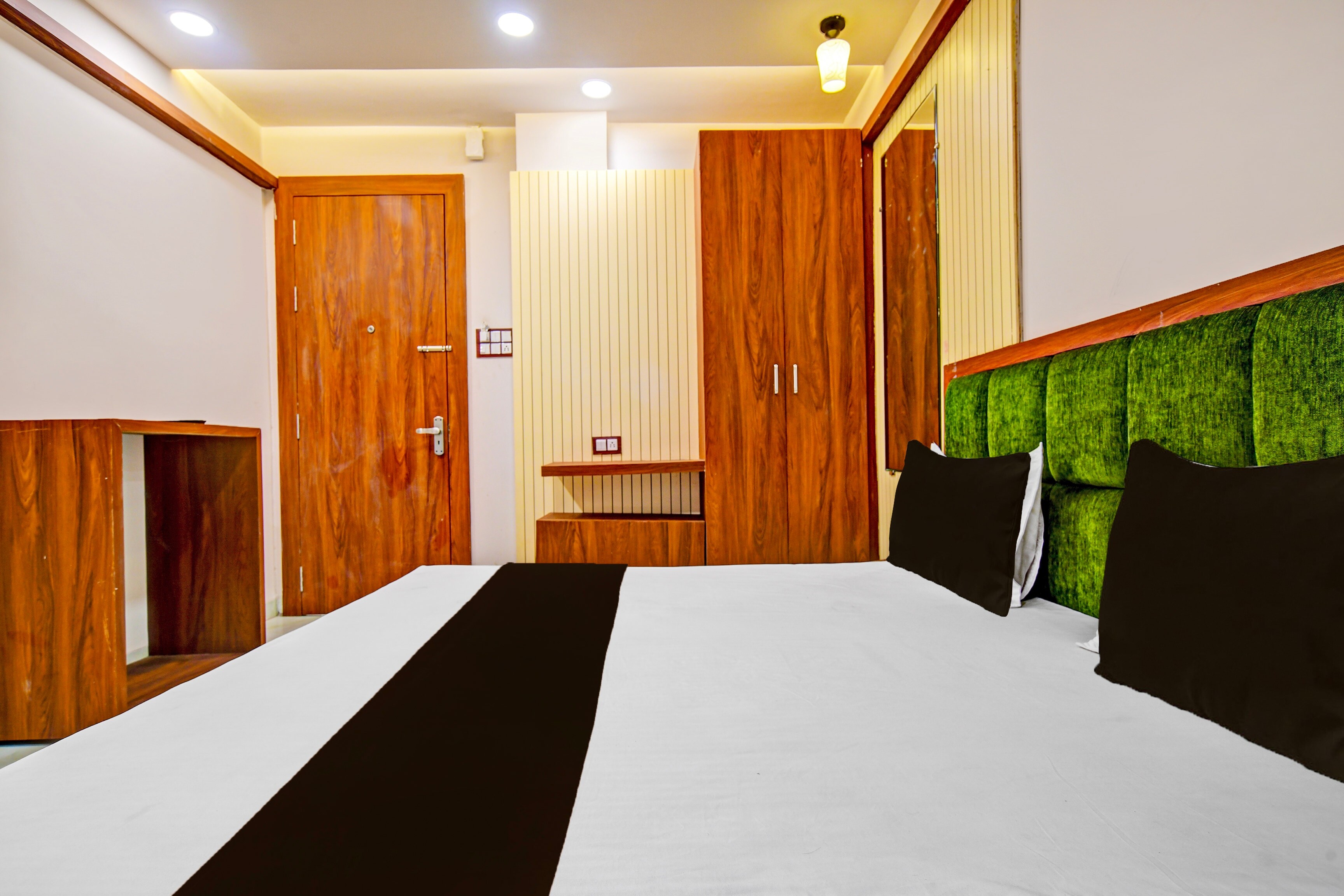 Hotel O Shree - Tap to explore photos