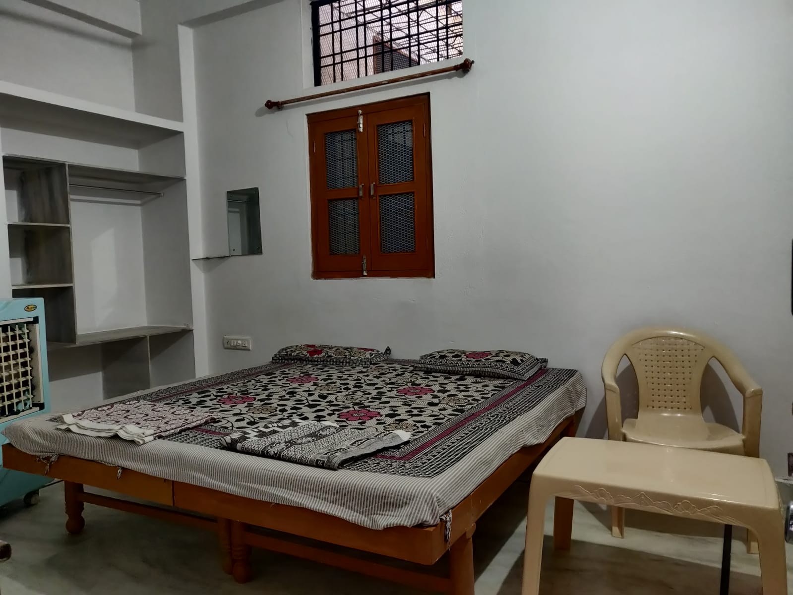 Shreenath Guest House - 500 meters from Railway Station. - Tap to explore photos