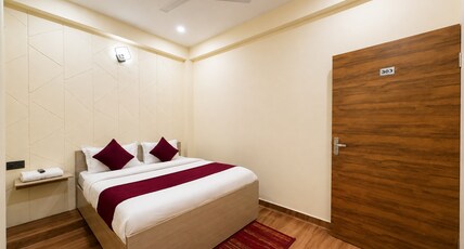 Hotel Park Stay 2 - Near Noida 15 Metro Station Room Type - Standard Room (Non AC)
