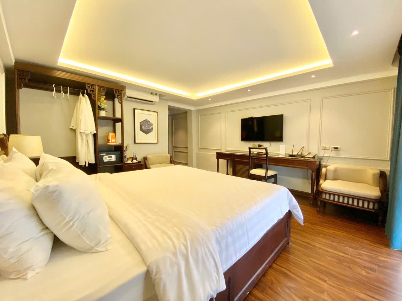 Eco Luxury Hotel - Tap to explore photos
