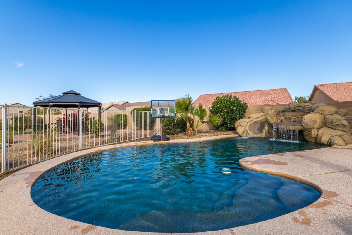 Heated Pool Mini Golf Huge Backyard King Bed - Tap to explore photos