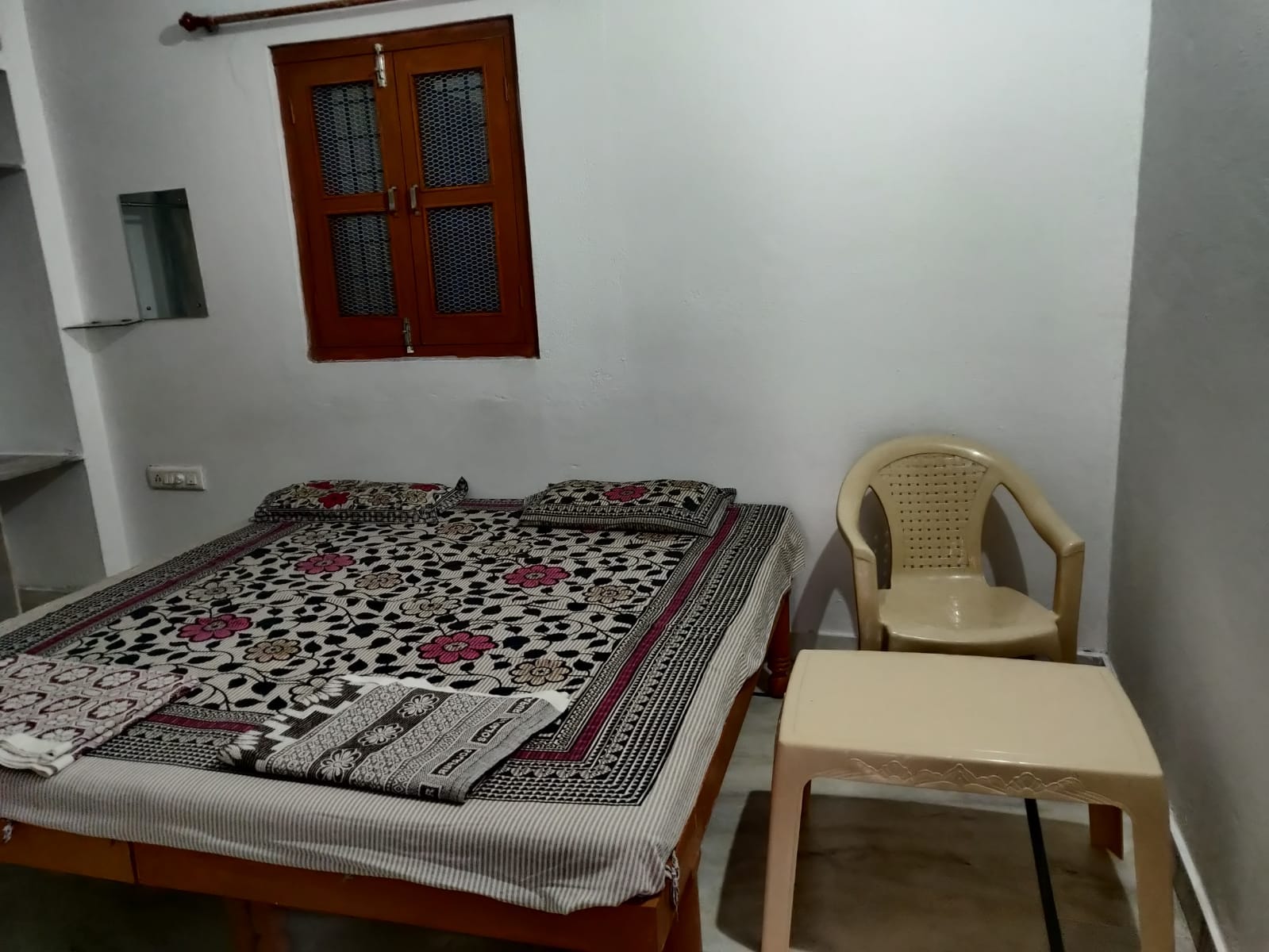 Shreenath Guest House - 500 meters from Railway Station. - Tap to explore photos