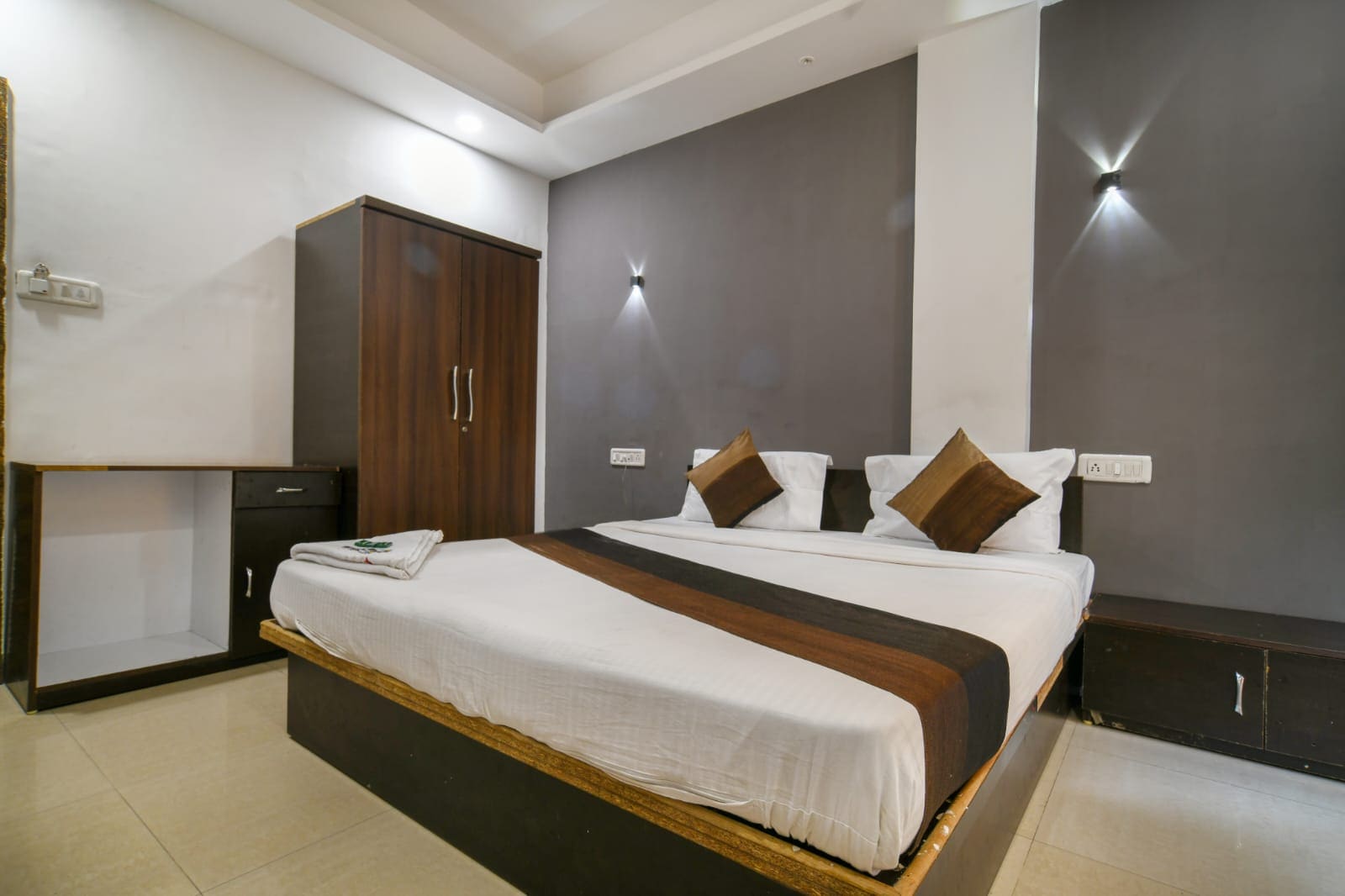 Hotel Aarav 94 - Tap to explore photos