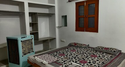 Shreenath Guest House - 500 meters from Railway Station. Room Type - Non AC Room Shreenath Guest House - 500 meters from Railway Station. Room Type - Non AC Room