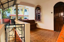 Walk to Beach Stay   Fast WiFi   Couples Friendly