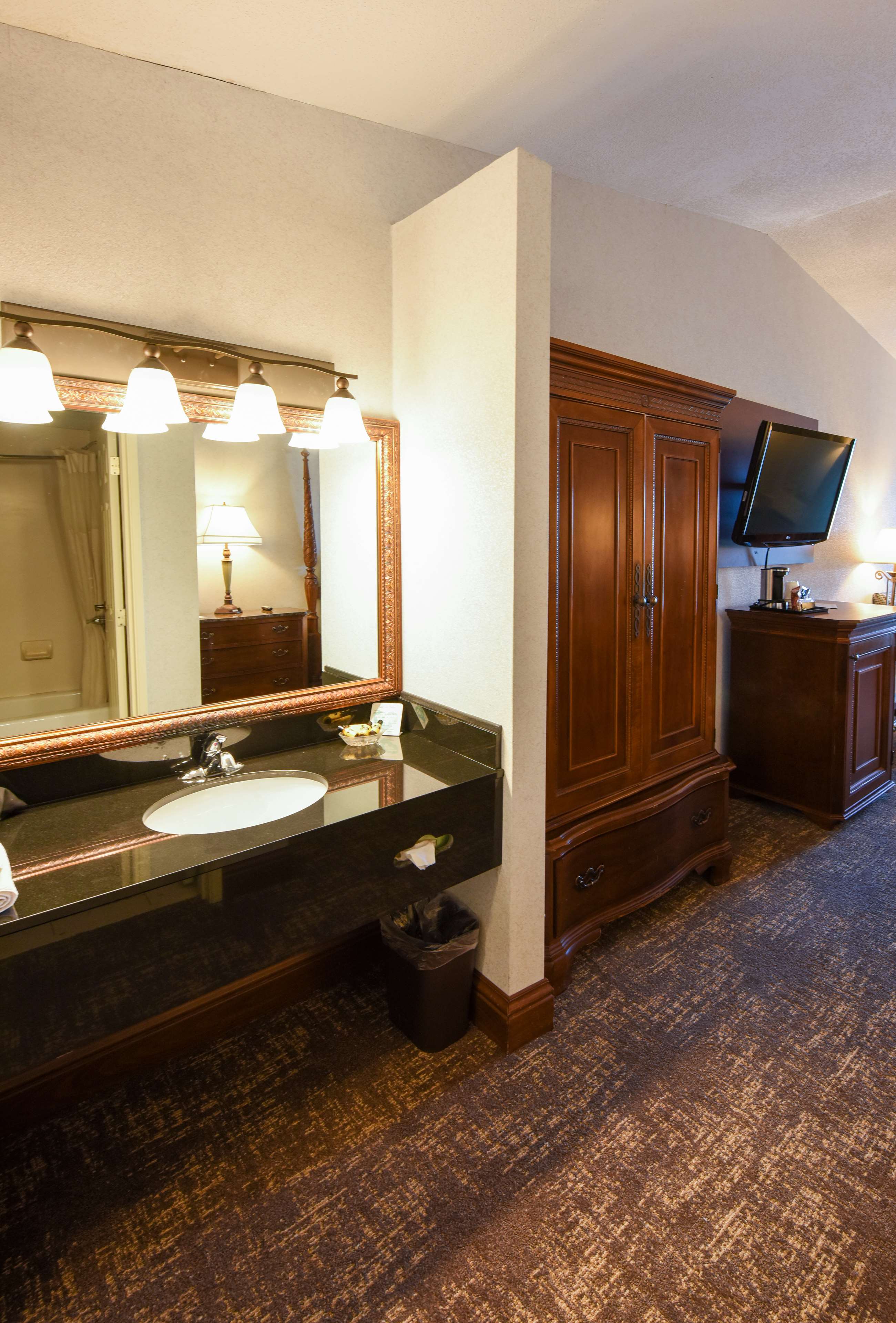 Best Western Plus Dockside Waterfront Inn - Tap to explore photos