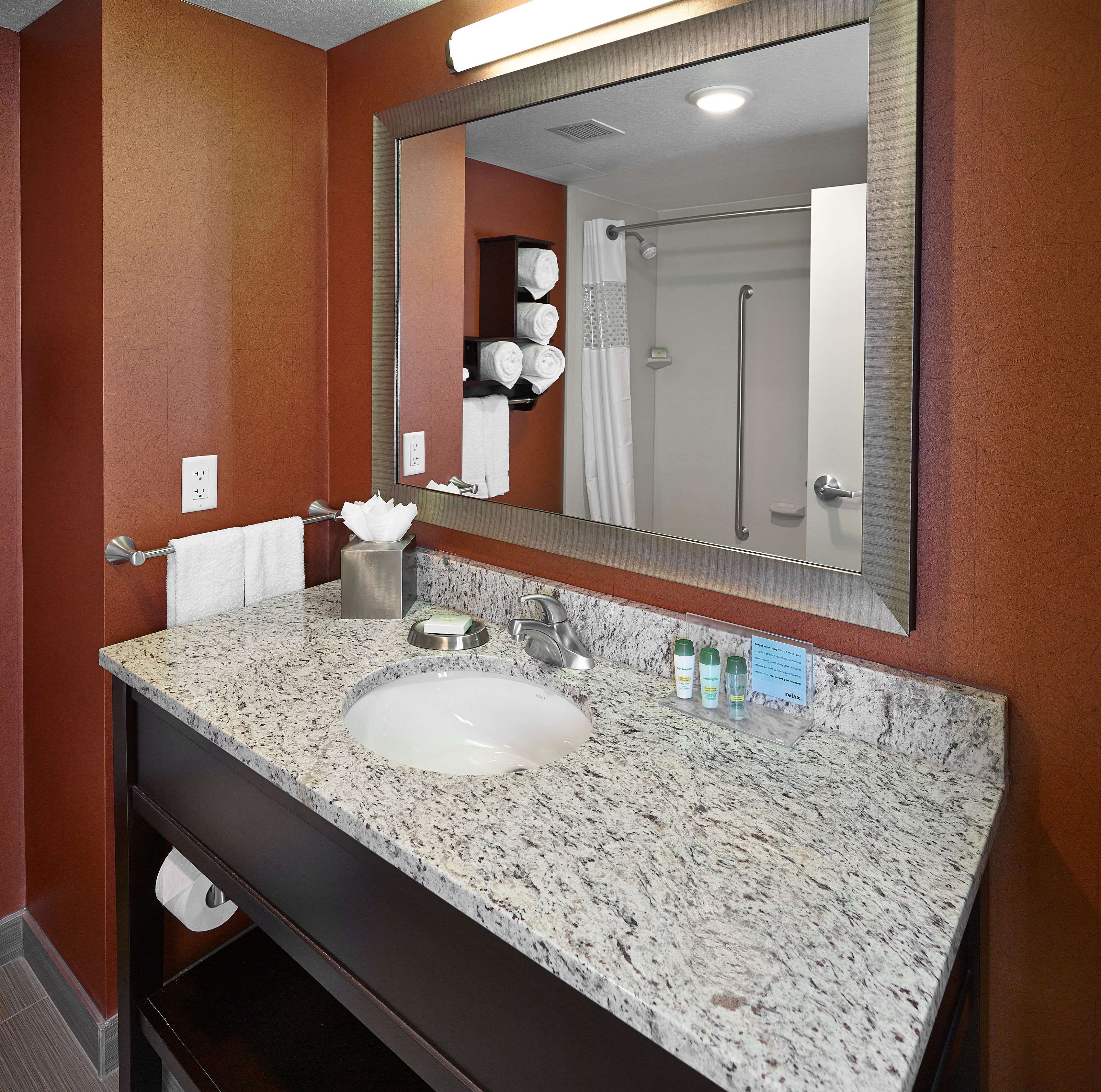 Hampton Inn by Hilton Calgary Airport North - Tap to explore photos