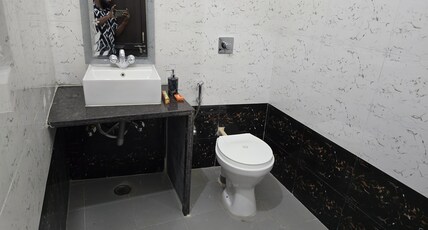 Hotel The Sky Blue & Caffe Room Type - Super Deluxe Room Perfect for Family