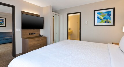 Holiday Inn Express & Suites PETOSKEY Room Type - 2 Bedroom Suite Jetted Tub 2 King