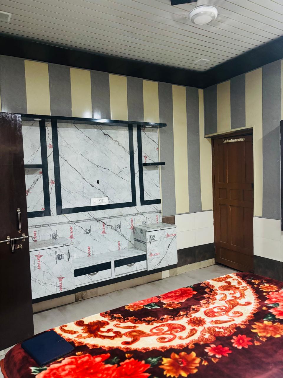 Shri Onkar Nath Guest house - Tap to explore photos