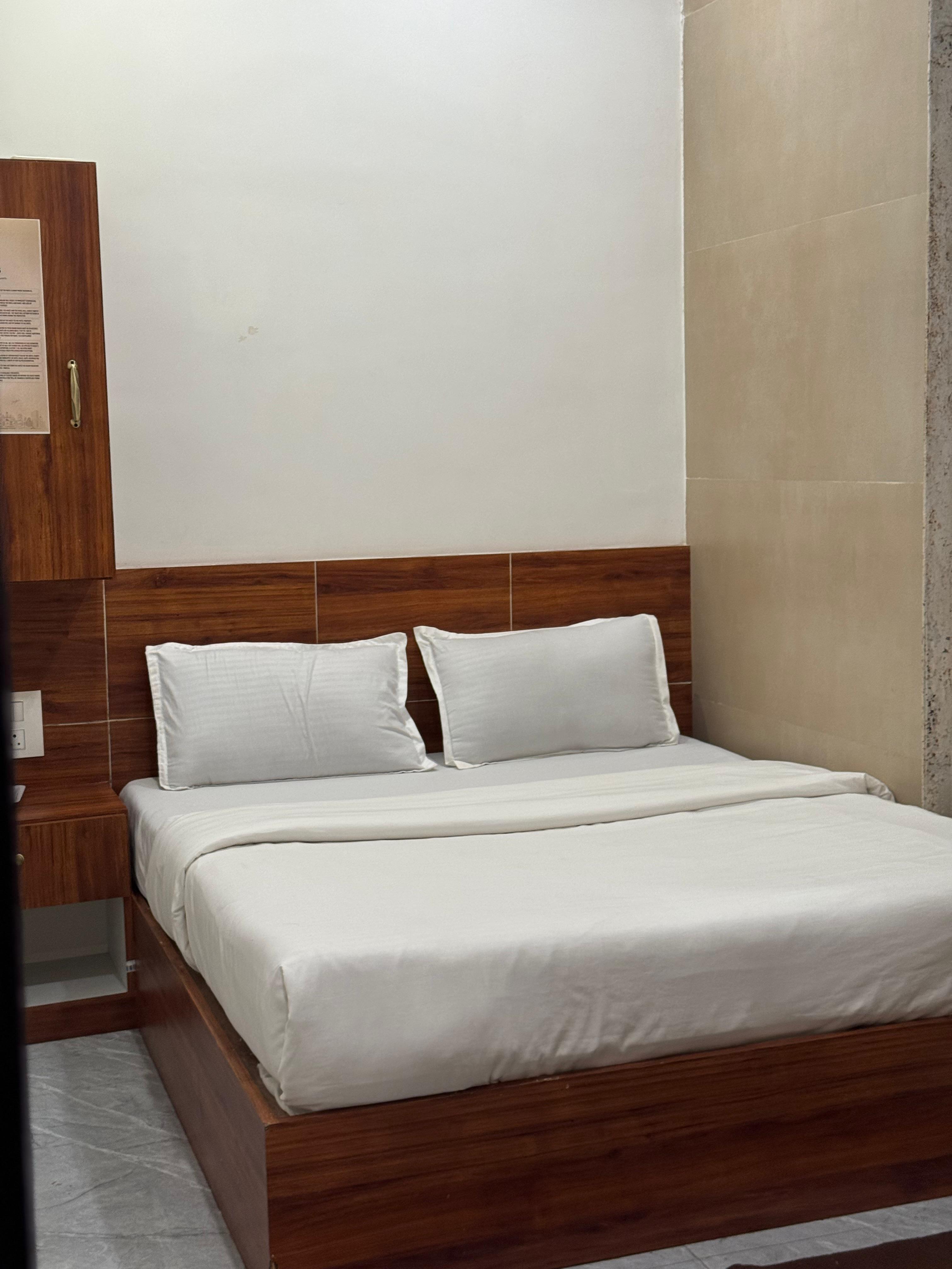 Yatri Stay Inn Luxury Rooms in Mumbai Cst - Tap to explore photos