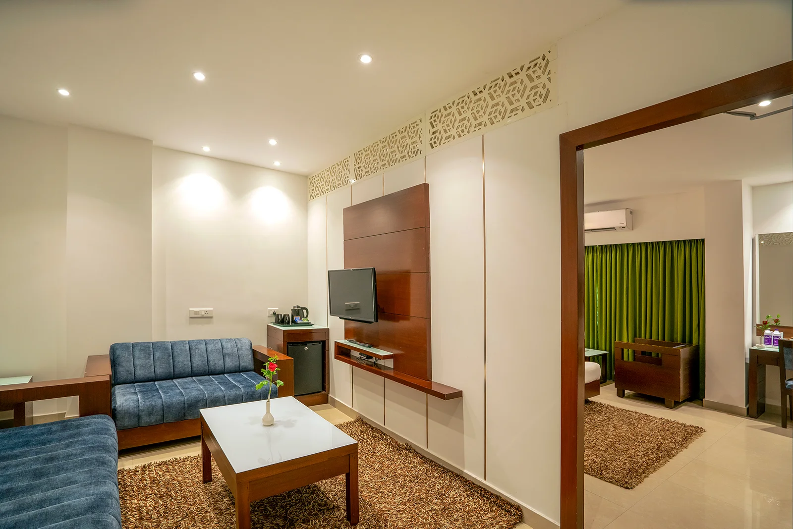 HOTEL HILLS PARK - Tap to explore photos