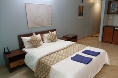 Riviera Hermitage Lawn View