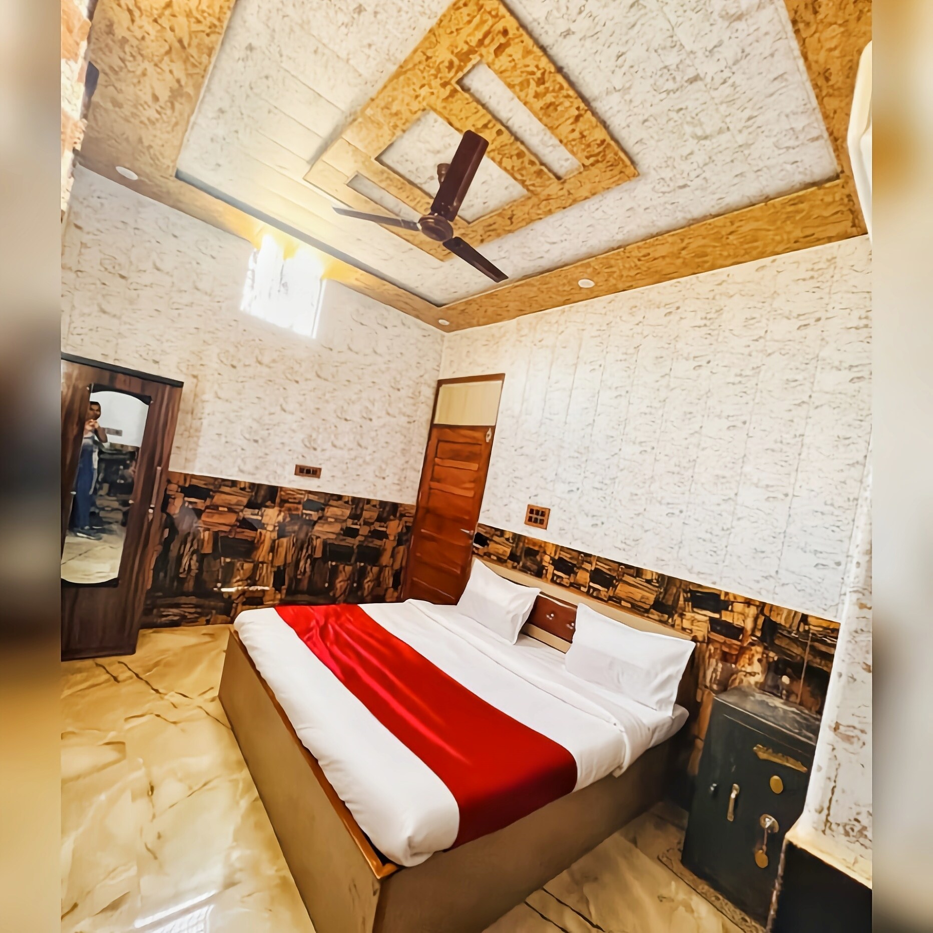 Hotel Raghunandan Inn - Tap to explore photos