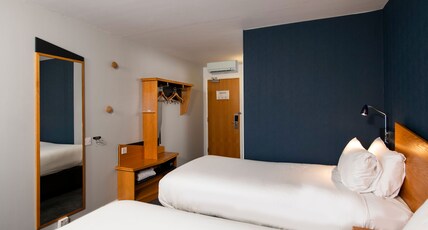 Holiday Inn Express STIRLING Room Type - 2 Single Standard with Free Hot Breakfast