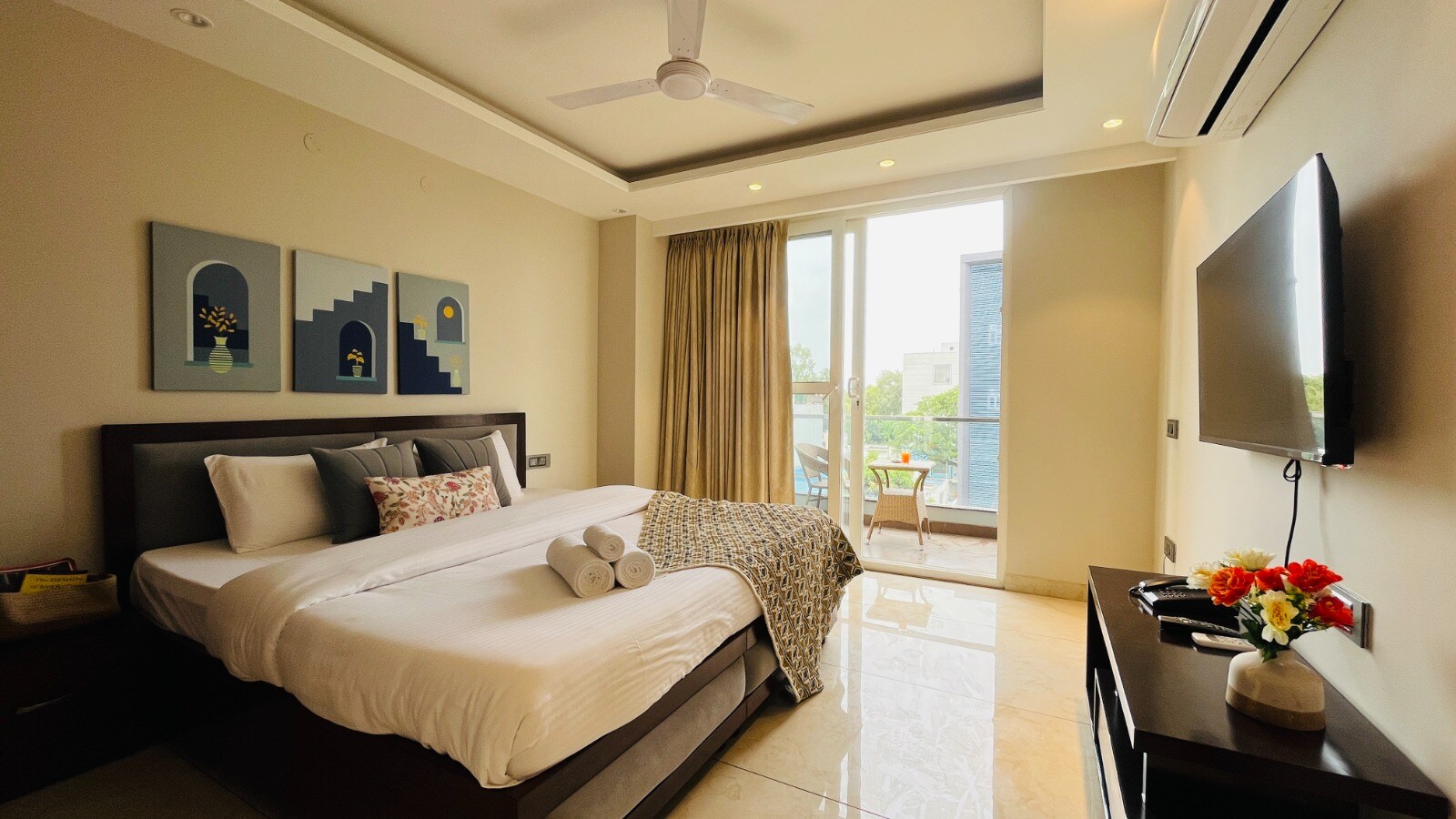 BluO 1BHK Suite - Balcony, Lift, Gym, Parking - Tap to explore photos