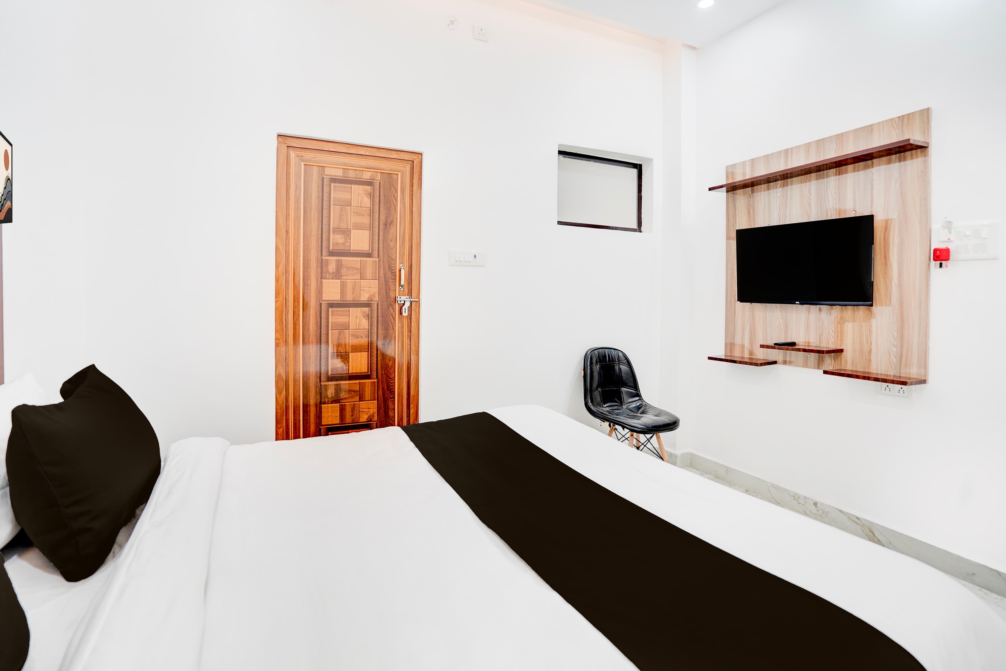 HOTEL O SAMRAT INN - Tap to explore photos