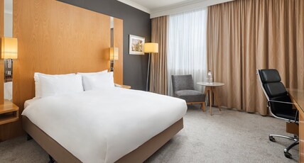 Crowne Plaza London Ealing Room Type - 1 Queen Standard Bathtub