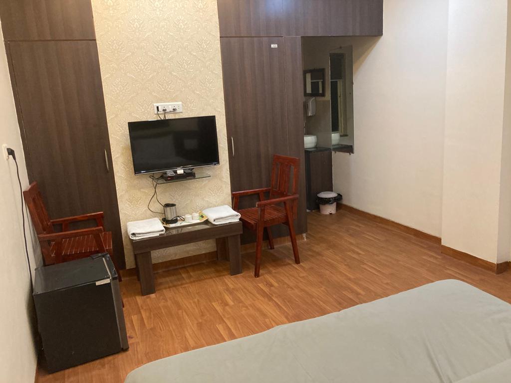 MDS GUEST HOUSE - Tap to explore photos