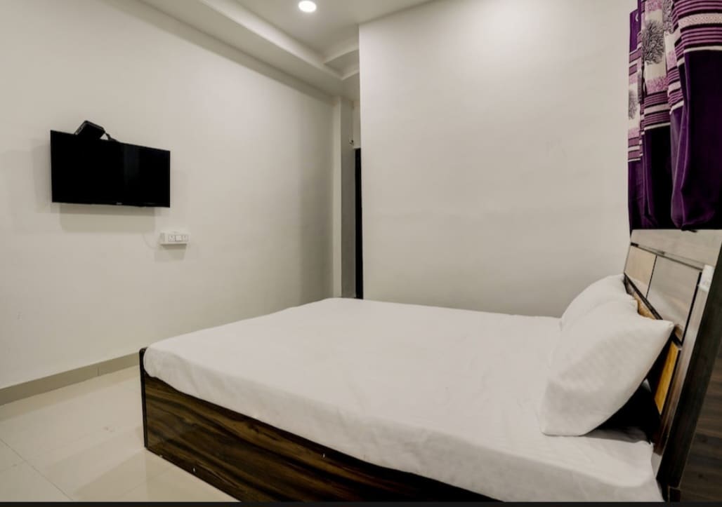 Shri Kanha Inn Lodging And Boarding - Tap to explore photos