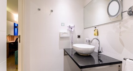 Holiday Inn Brussels Schuman Room Type - 1 King Standard with Balcony + Bath Holiday Inn Brussels Schuman Room Type - 1 King Standard with Balcony + Bath