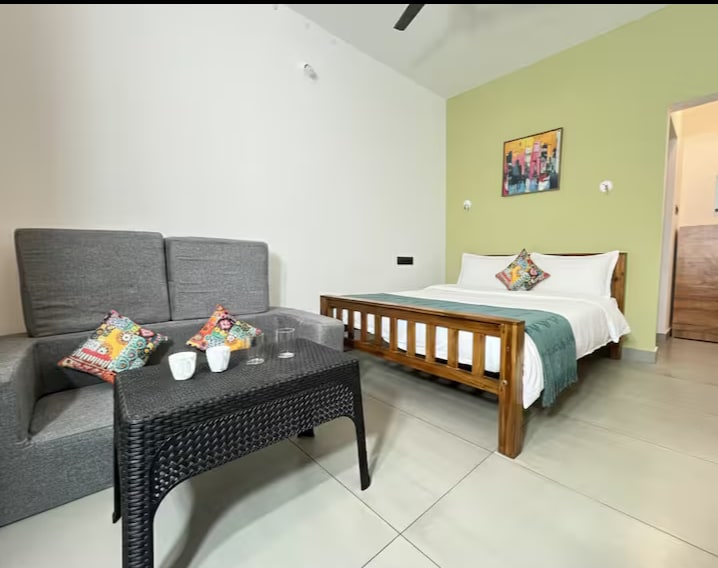 VAR Blue Haus 2 AC 1 Room 8 min walk beach - Tap to explore photos