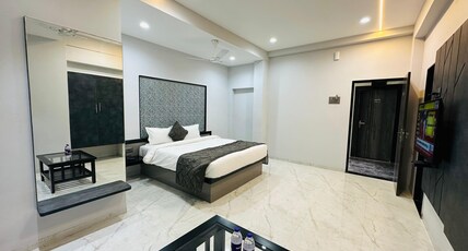 HOTEL DIAMOND Room Type - Deluxe AC King