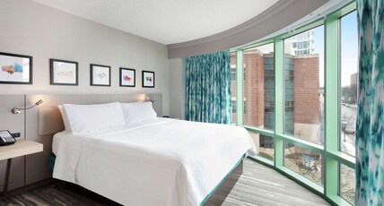 Hilton Garden Inn Chicago North Shore/Evanston Room Type - 1 KING BED JR STE NOSMOKE