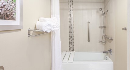 Holiday Inn Hotel & Suites OKLAHOMA CITY NORTH Room Type - 1 King Standard Mobility Accessible Tub