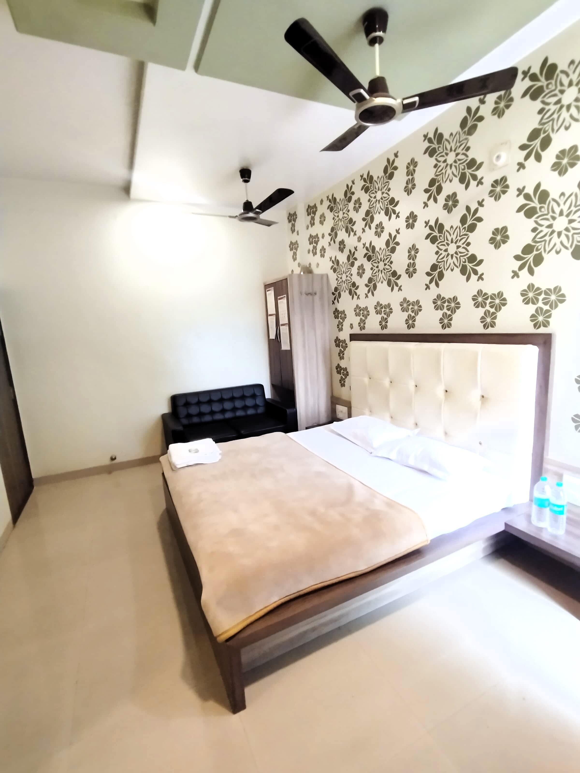 Hotel kavita Inn - Tap to explore photos