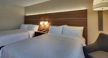 Holiday Inn Express Horse Cave Room Type - 2 Queen Standard Mobility Accessible Tub
