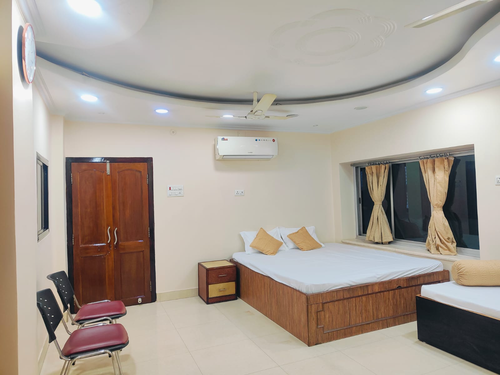 Hotel Shree Niwas - Tap to explore photos