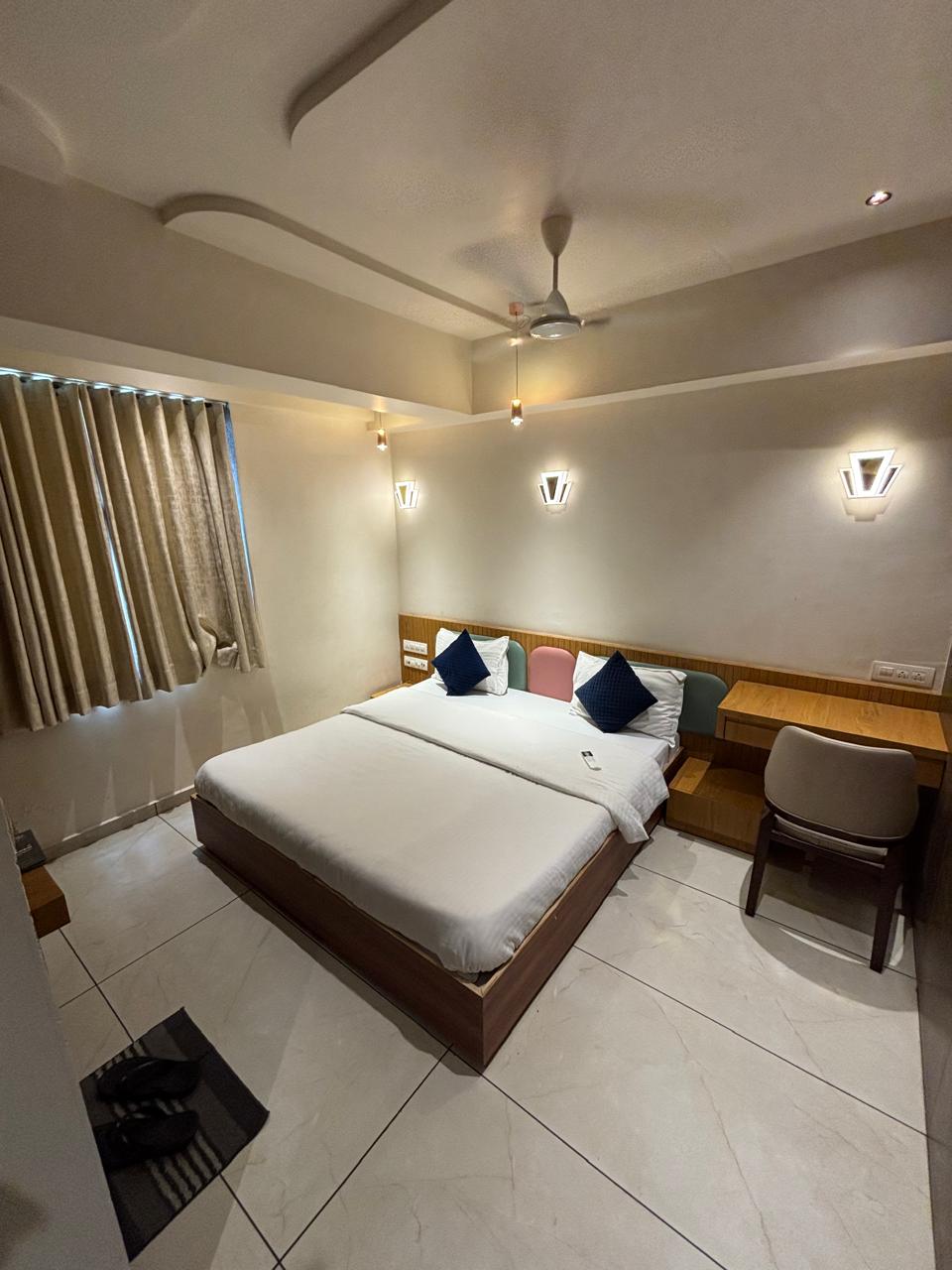 HOTEL PALATE ROOMS - Tap to explore photos