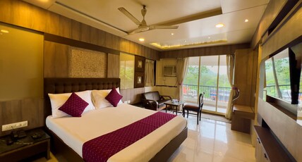 Hotel Dwaraka Room Type - Super Deluxe Bed Room
