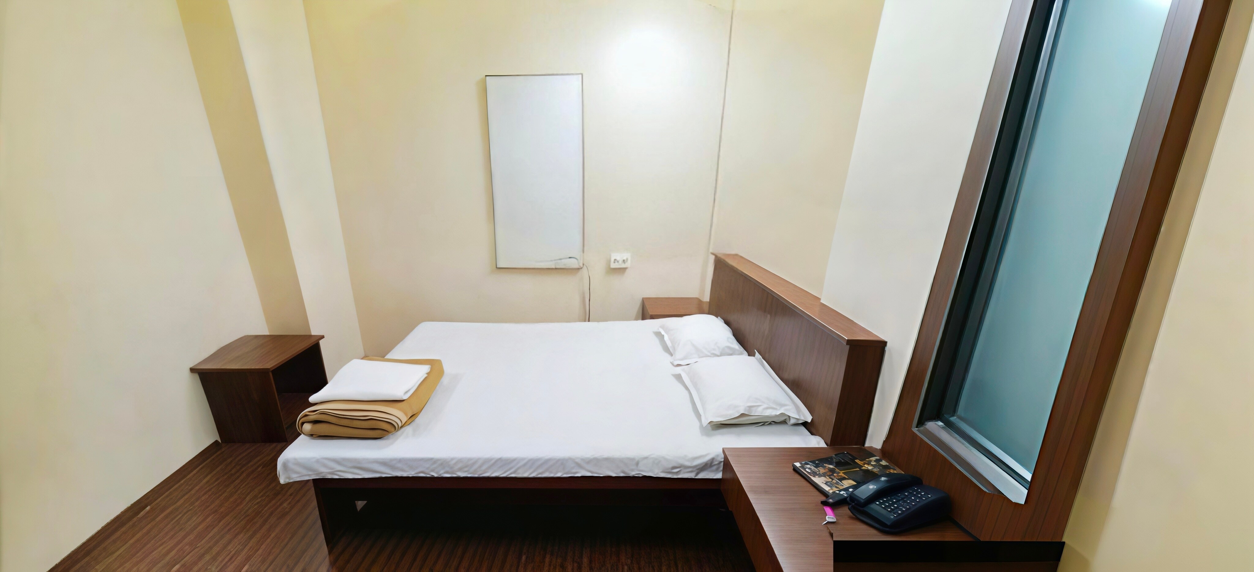 Dear Hotel I Near Esplanade New Market - Tap to explore photos