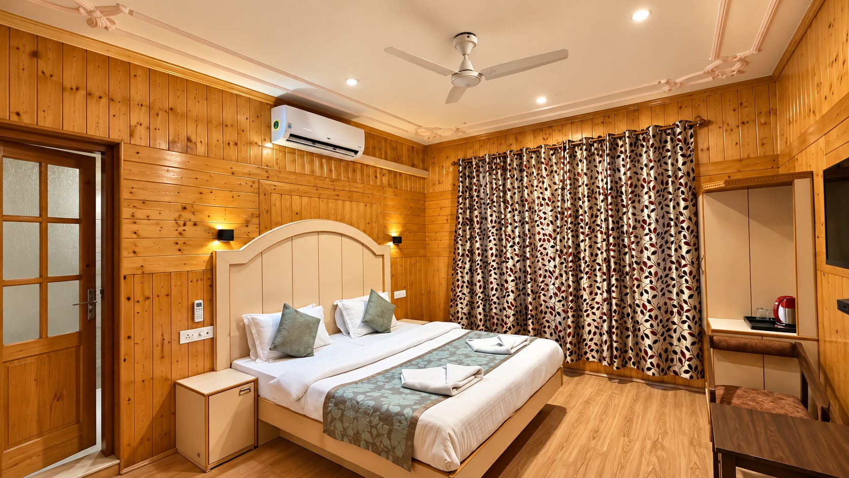 Hotel Alhamra Retreat- Nearby Shalimar Mughal Garden - Tap to explore photos