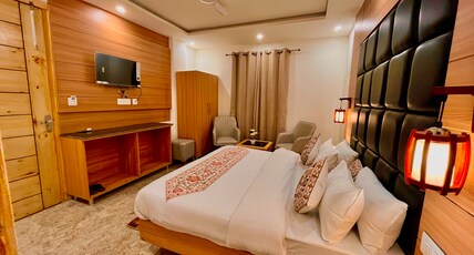 Sitara Premium The Classic Crown with Free Parking Room Type - King Room with Bath-tub