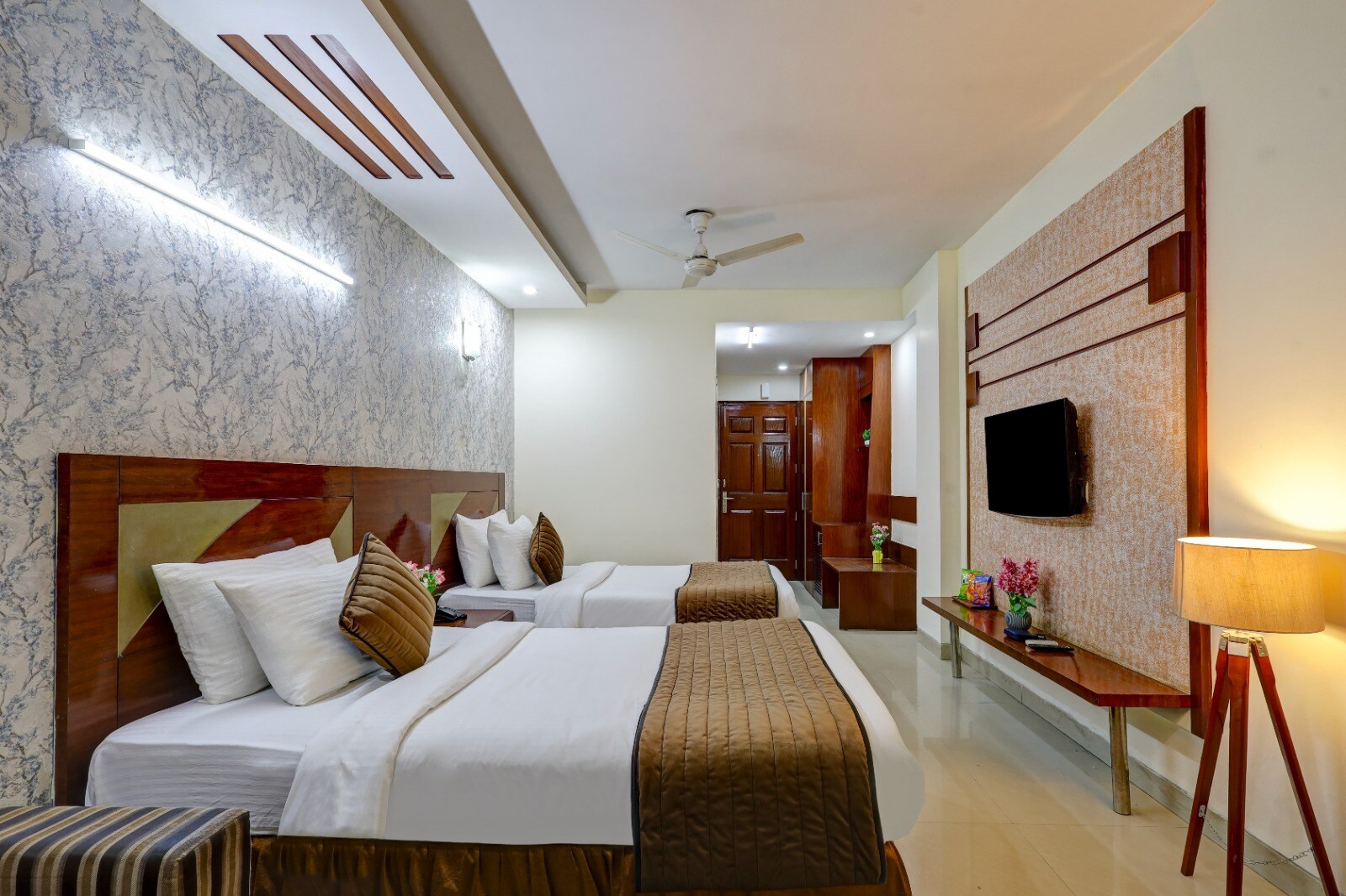 Hotel Bstays Iffco Chowk Sector 29 - Tap to explore photos
