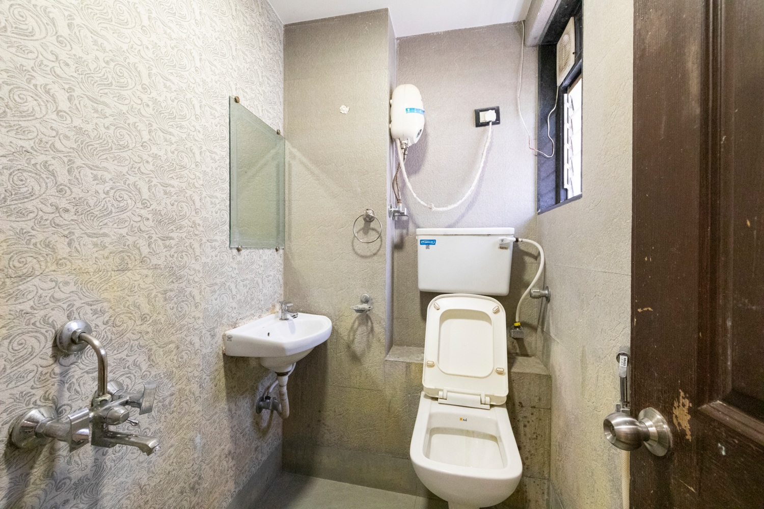 Hotel Girgaon Palace - Tap to explore photos