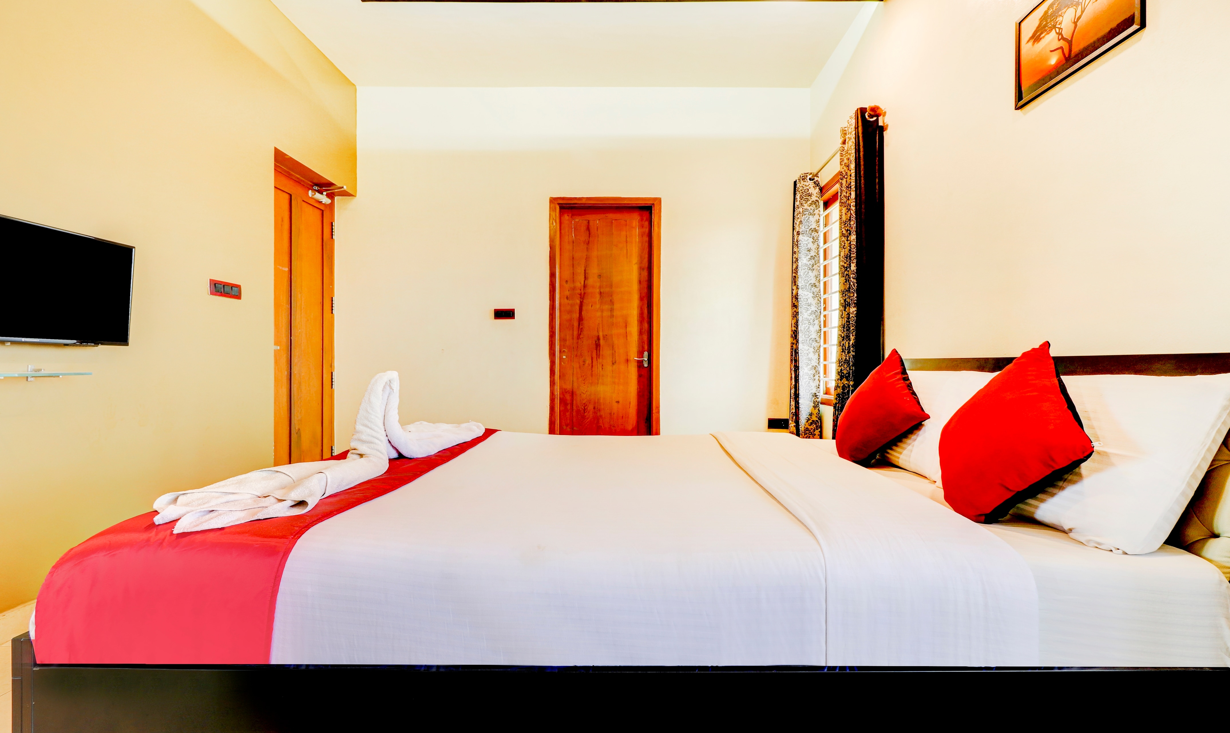 Royal Stay Villa | Rooms & Kitchen - Tap to explore photos