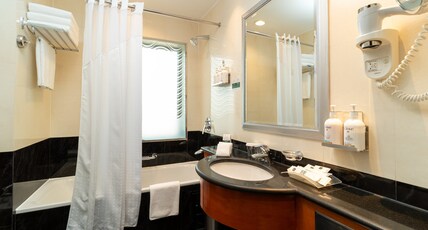 Holiday Inn Suites Kuwait Salmiya Room Type - 2 Bedroom Suite 1 King 1 Queen Seaview Lounge Access