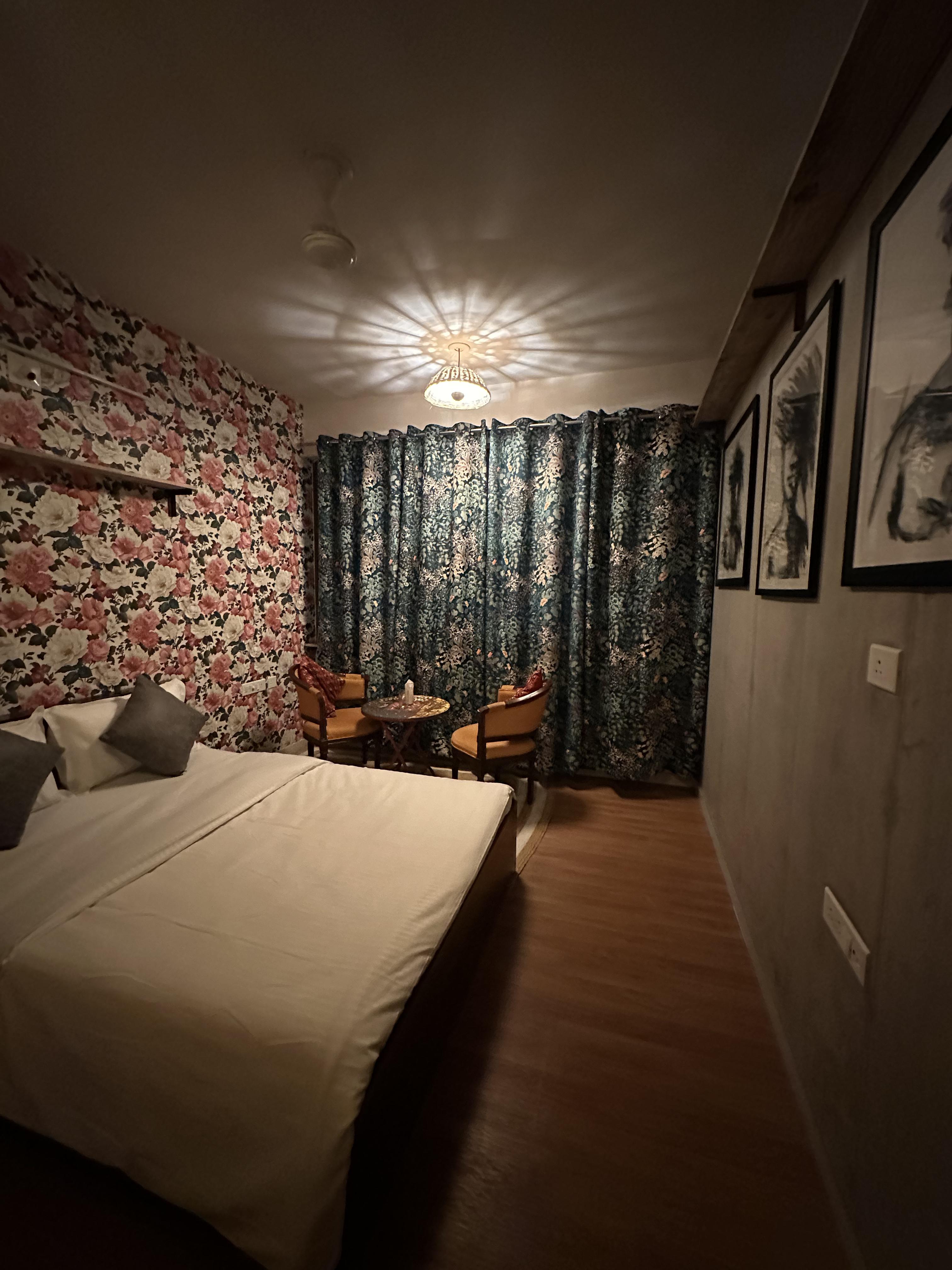 Mojmaa Homestays Scenic Room lounge - Tap to explore photos