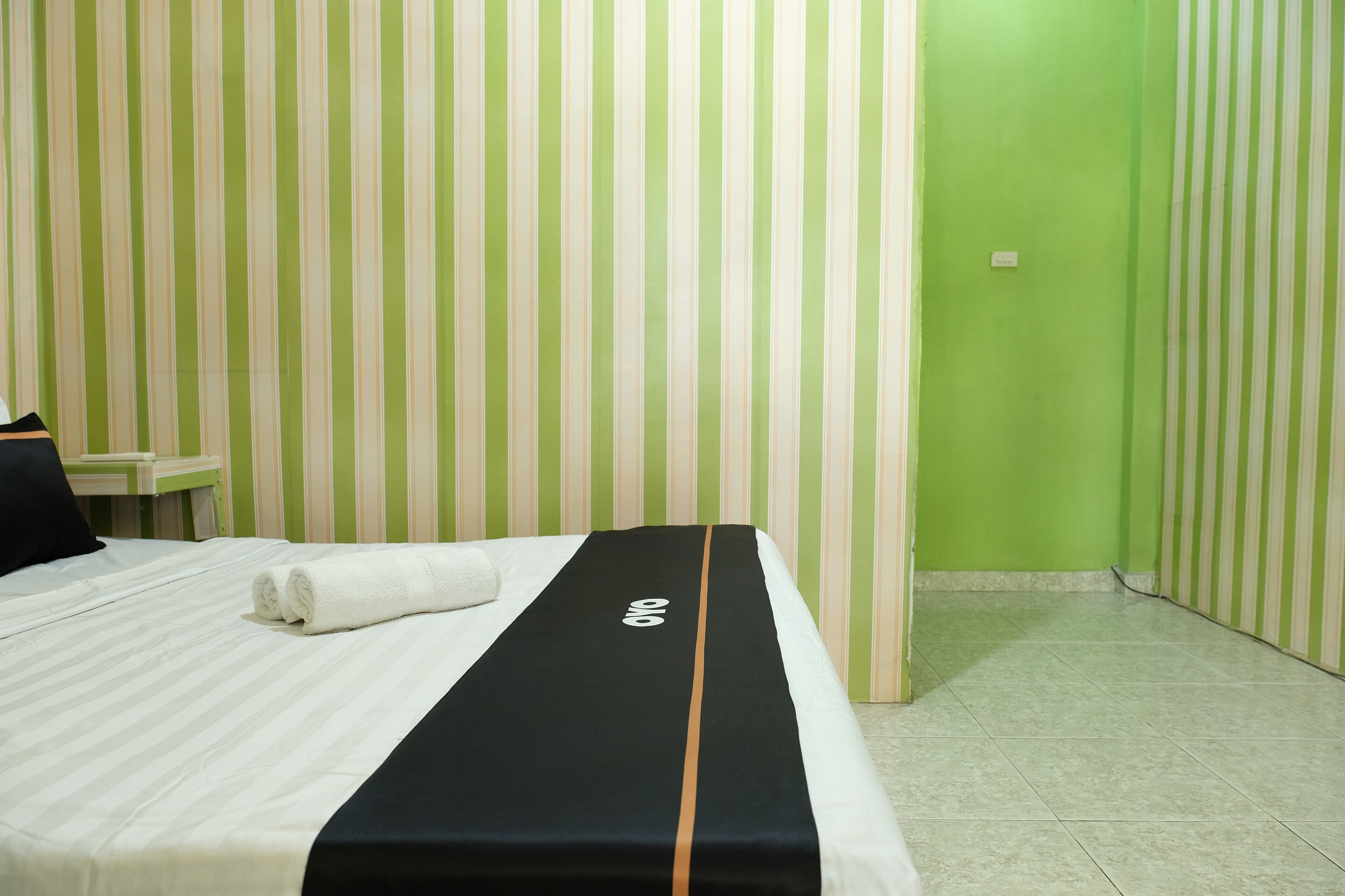 OYO 2186 Esbe Hotel Syariah - Tap to explore photos